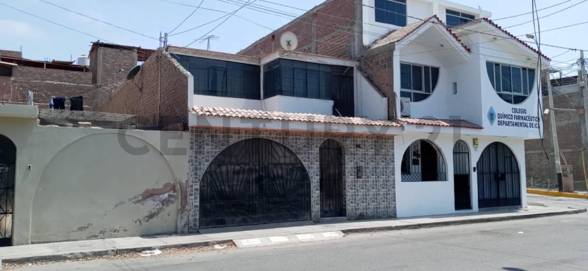 Se vende Casa como terreno en la Urbanización Santa María