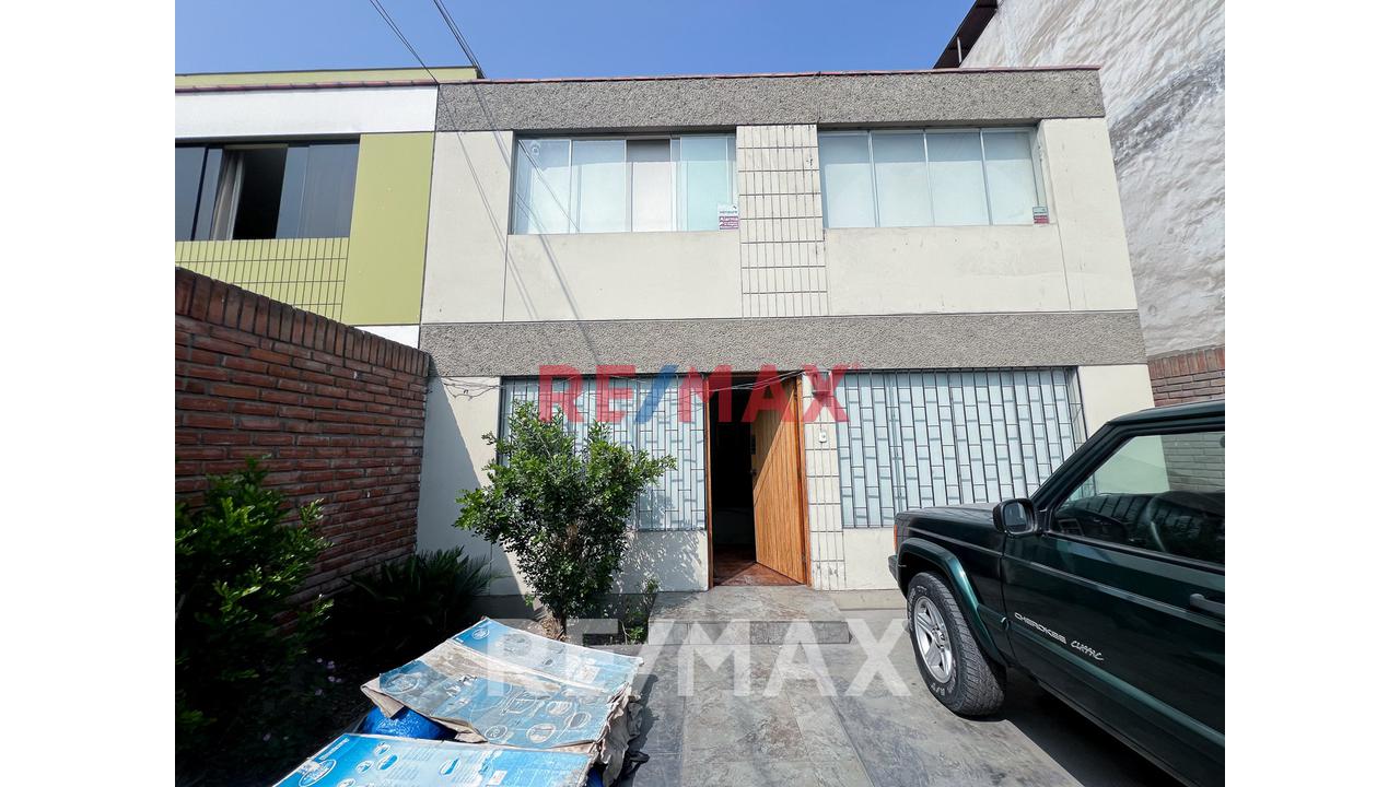 Vendo Casa Con 2 Cocheras En Av. Las Nazarenas Urb. Las Gardenias