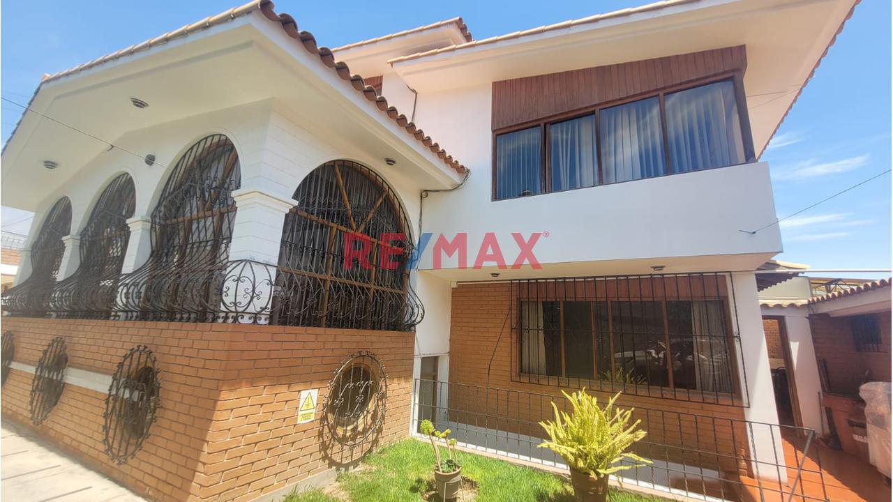 Venta De Casa En Cayma Parte Baja